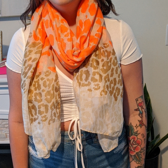 Eye catching animal print scarf - Picture 1 of 2